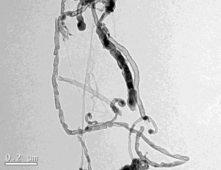 102 c) d) Figura 34. Imagens de microscopia eletrônica de transmissão do material carbonáceo formado nas condições experimentais: ativação do tipo 2 com H 2 e fluxo de 80 ml.