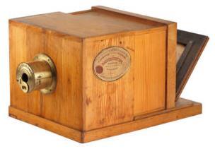 Figura 1. A primeira máquina fotográfica - o daguerreótipo No entanto, anos depois a máquina fotográfica tornou-se viável para mais pessoas adquirirem.