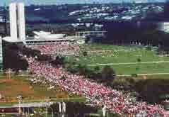 por duas greves gerais em abril