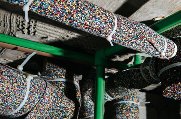 industriais e pneus reciclados, com espessuras de 2,6 mm e 3,6 mm, possuem densidade de até 1.150kg/m³.