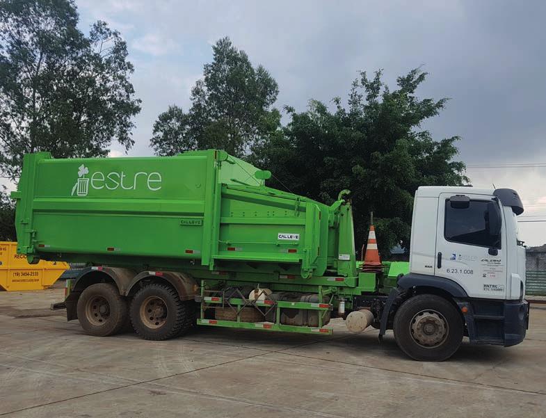 Fabricada em aço 1020, espessura 4,25 mm em toda a caixa Alça de içamento frontal Ø2 Chassi de 8 reforçado com chapa de fechamento Porta de alimentação de abertura vertical,