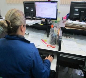 24 8.1.4 Suporte Documentos e suporte de teclado Figura 4- Funcionária do setor CRC em seu posto de trabalho Fonte: A autora Situação Ergonomicamente Inadequada: Documentos estão espalhados na mesa.