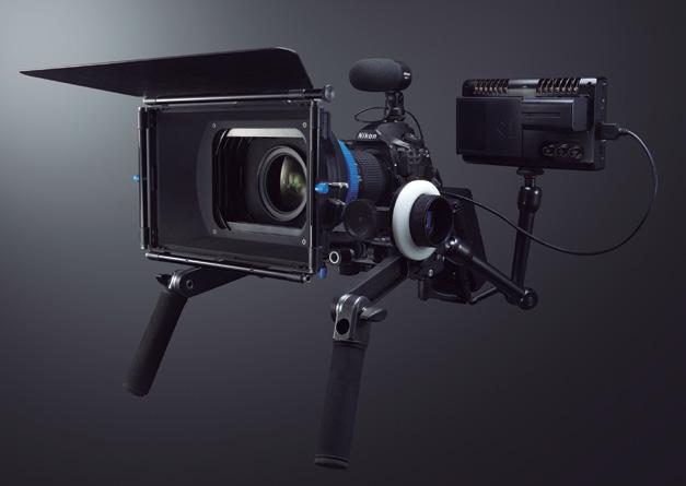 Divulgação Aqui, a D850 com o kit de filmagem profissional: ela grava em 4K UHD Vídeo, agora sim A Nikon sempre foi muito popular entre fotógrafos, mas nem tanto entre filmmakers muito em função da