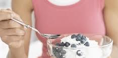 Segundo a nutricionista Dagmarcia Tumeo, o iogurte também contribui para o fortalecimento dos ossos e do sistema nervoso.