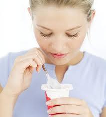Consumir iogurte não traz nenhum tipo de problema, salvos os casos de alergia à proteína do leite. Nesses casos, e com o aval de um médico, é recomendada a restrição do produto na alimentação.