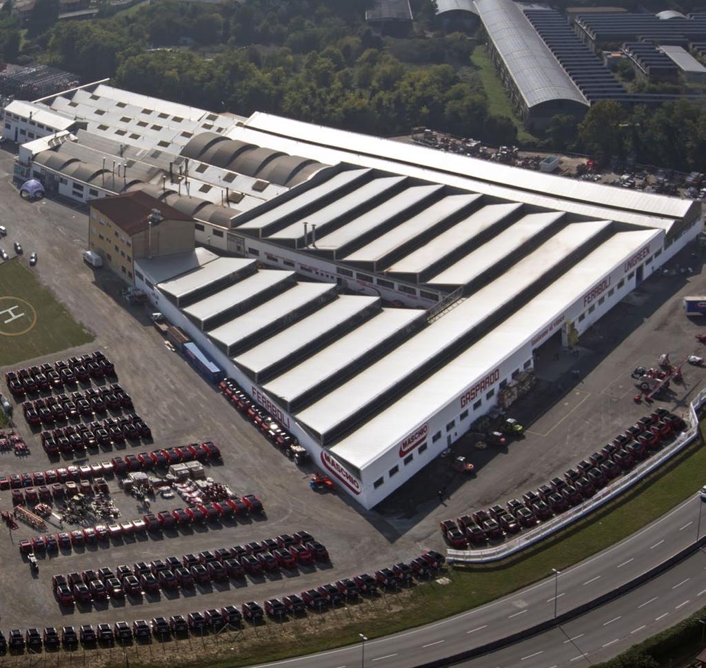 FENAÇÃO Instalações de produção Cremona - Itália Superfície total: 40.000 m² Área coberta: 15.000 m² MASCHIO Fienagione S.p.A. disponibiliza uma gama completa de equipamentos de fenação e colheita.