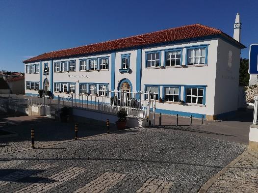 Foi fundamental ajustar o edifício ao novo uso pretendido, mantendo-se inalteradas as antigas salas de aula.