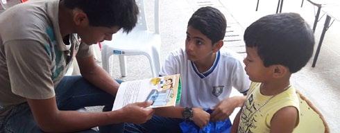 brinquedos e livros para crianças da Creche Maria das Graças.