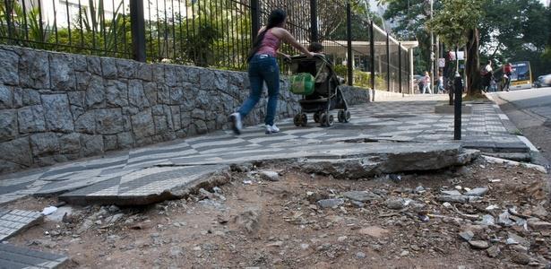 tem medo de cair na rua por causa de defeitos nas calçadas, com o