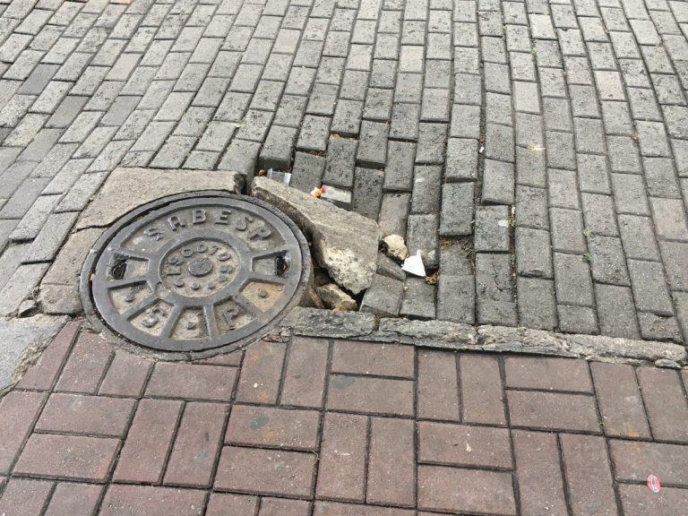 Tampa de bueiro solta. Outro perigo nas ruas de São Paulo está em tampas de bueiros soltas.