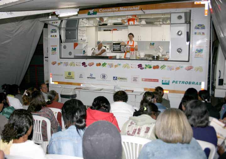 Página 7 Sesi/Fiemg e Prefeitura promovem Programa Cozinha Brasil Através de parceria entre Prefeitura e Serviço Social da Indústria/ Federação das Indústrias do Estado de Minas Gerais (Sesi/ Fiemg),
