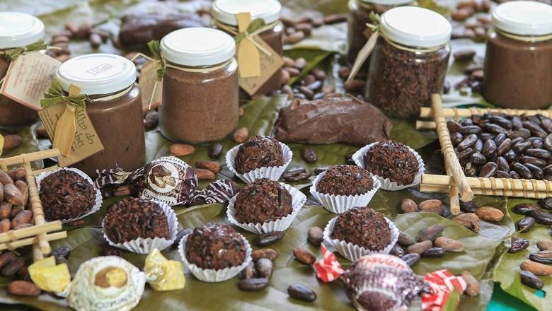 Chocolate Filhas do Combu A 15 minutos de Belém está uma produção de chocolate e cacau amazônico 100% orgânico. Conheça Filhas do Combu, de Dona Nena.