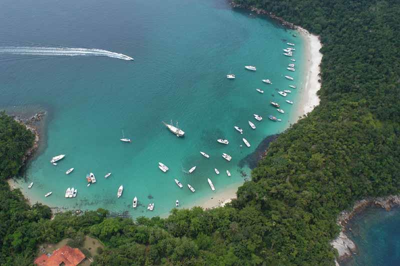 T U R I S M O N Á U T I C O O Brasil tem centenas de praias ao longo de sua imensa costa e bacias hidrográficas que somam mais de 48.000 quilômetros de águas interiores navegáveis mais 8.