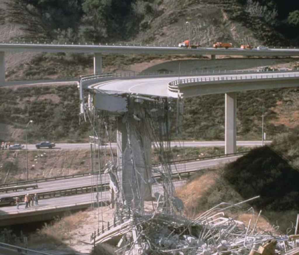 2.2.2. DANOS NO TABULEIRO A rotura de uma ponte ou viaduto pode dar-se também por falha do tabuleiro, sendo que uma das causas mais frequentes do