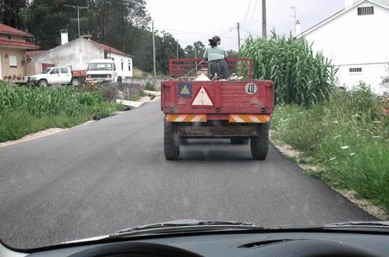 b) Um melhor direccionamento. c) Uma maior velocidade. Este veículo é: a) Uma máquina industrial.