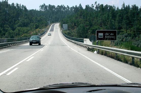 O sinal vertical imediatamente à minha direita é: a) De informação. b) De zona. c) Turístico-cultural.