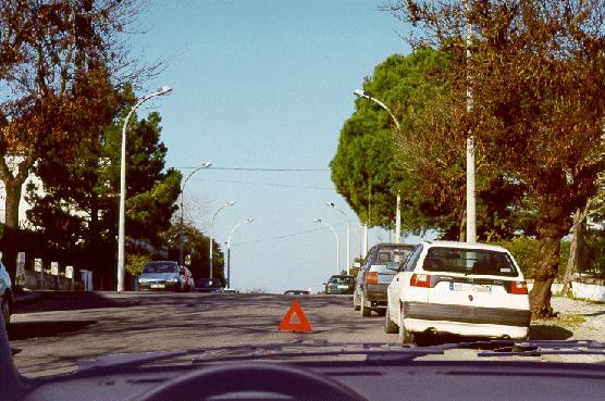 Este sinal pode indicar a aproximação de: a) Trabalhos na estrada.