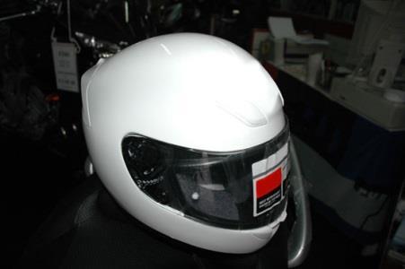 Das afirmações que se seguem, assinale a que entender como verdadeira: a) Um capacete de protecção claro torna o motociclista mais visível e acumula menos calor do que um escuro.