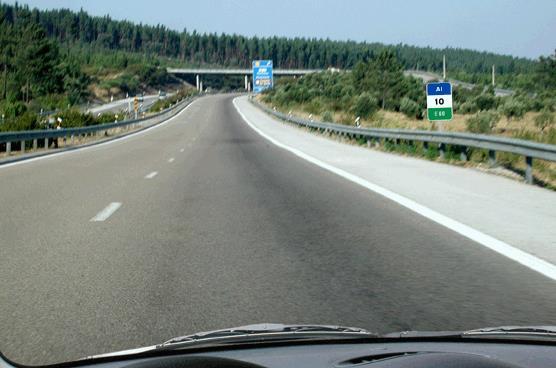 O sinal indica a demarcação miriamétrica, de: a) Uma auto-estrada.