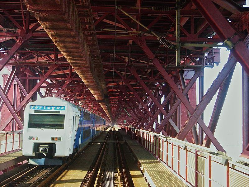 Mas desta vez não vamos falar sobre o golpe militar, mas sim sobre a ponte com o nome da data da revolução: Ponte 25 de Abril A Ponte 25 de Abril tem 3,2 km de comprimento, com uma ponte suspensa de