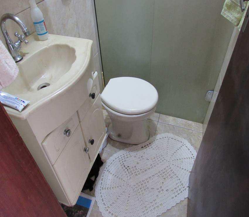 FOTO 10 Vista geral do banheiro com lavatório,
