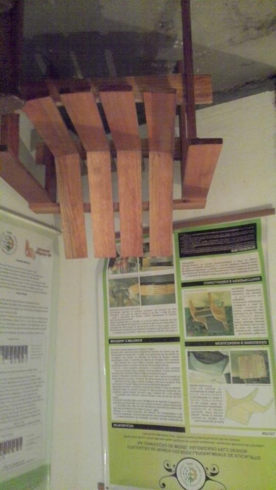 Figura 8 Confecção de mobiliários O LPM utiliza como matéria-prima madeiras proveniente de reflorestamentos, principalmente eucalipto e pinus, além de madeiras nativas (quando derrubadas