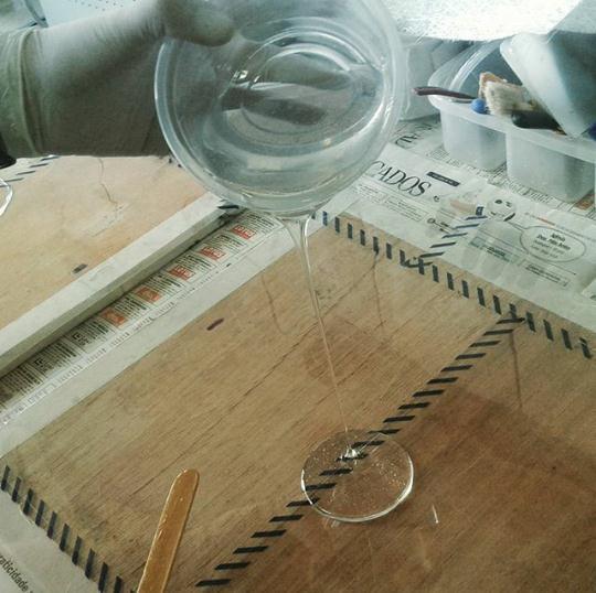 juta e 50g para cada grama de manta de fibra de vidro além de 40g foram colocados diretamente na placa revestida.