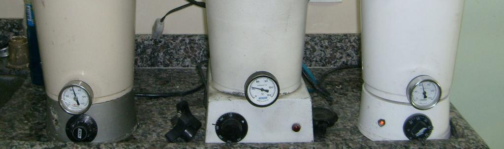 Para o método termopneumohidráulico, as muflas foram colocadas em uma termopolimerizadora (Figura 11) à pressão de 20 libras até atingir a