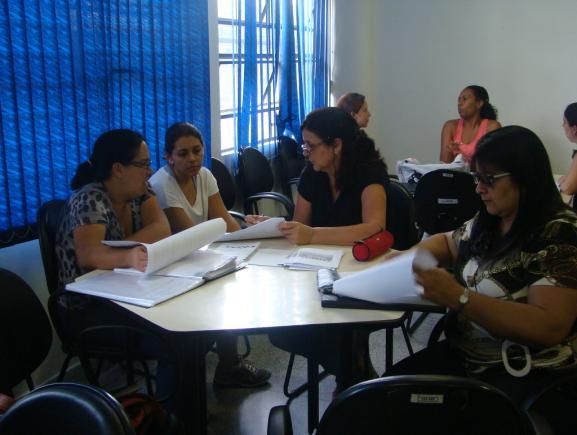 O segundo momento da sessão foi dedicado à análise e reflexão das respostas dos alunos à Sequência de tarefas vivenciada em sala de aula.