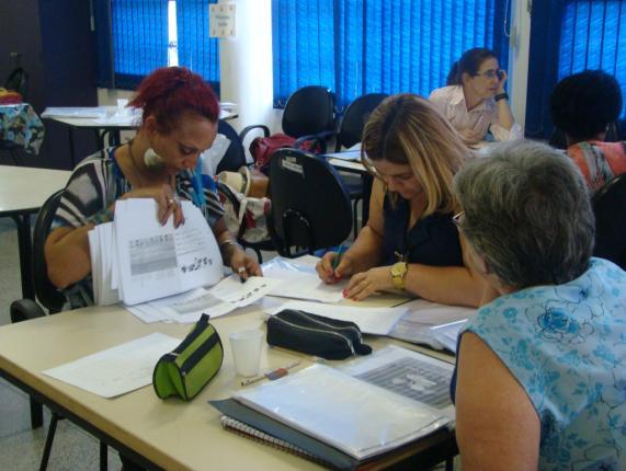 As imagens a seguir são registros da atividade de análise feita pelas professoras: Figura 14 - Imagens vídeo 1: Atividade desenvolvida com as