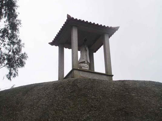 No centro do oratório encontra-se a estatueta de Nossa Senhora de Fátima. O oratório encontra-se sobre um grande penedo localmente conhecido como Penedo da Palha.