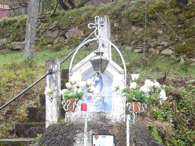 da Senhora dos Caminhos O16 O oratório foi construído pelo Sr. Domingos Rodrigues de Sousa, proprietário da Casa da Água de Mira, com o contributo monetário da população local.