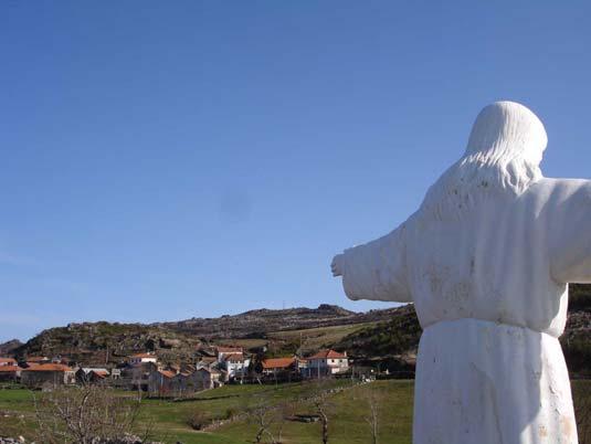 ª Maria Vilela Barroso Estatueta em betão, pintada a branco com a figura de Cristo Redentor.
