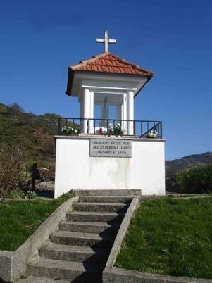 Abílio Pereira Lajes Construção constituída por uma base em alvenaria de tijolo rebocada e pintada a branco, envolta por um gradeamento em ferro com cerca 40 cm de altura.