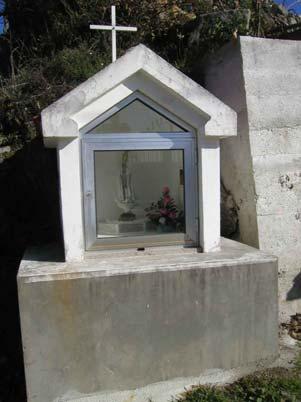 António Rosete de planta quadrangular em alvenaria de granito rebocado a branco, com cobertura de duas águas, revestido a telha marselha.