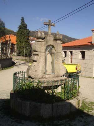 ª Irene Pacheco O oratório é composto pelo remate de uma torre sineira de uma capela que se encontrava próxima daquele local e que foi desmantelada na década de 80.