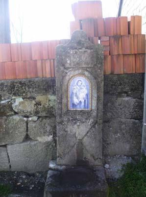 e Fonte de Santo António O7 O oratório/ fonte é localmente conhecido por alguns populares como: Fonte da Helena.