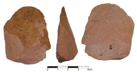 A face interna mostra a presença do talão abatido na porção proximal. A face externa apresenta três retiradas centrípetas em sua área mesoproximal, o que resultou no formato triangular a peça.