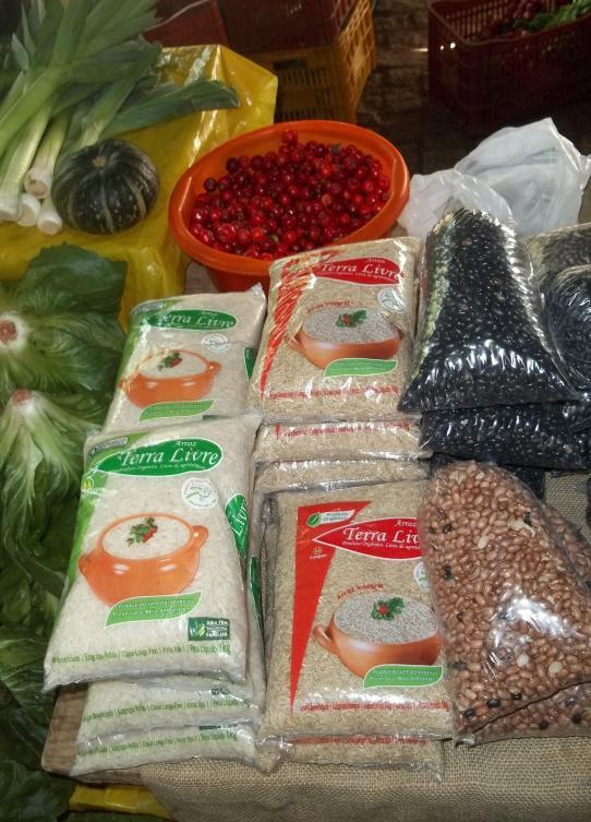 17 considera mais preocupado com uma alimentação sadia e com o desenvolvimento sustentável. Figura 4 Imagem do arroz orgânico da COOPAN à venda em feira de Porto Alegre.