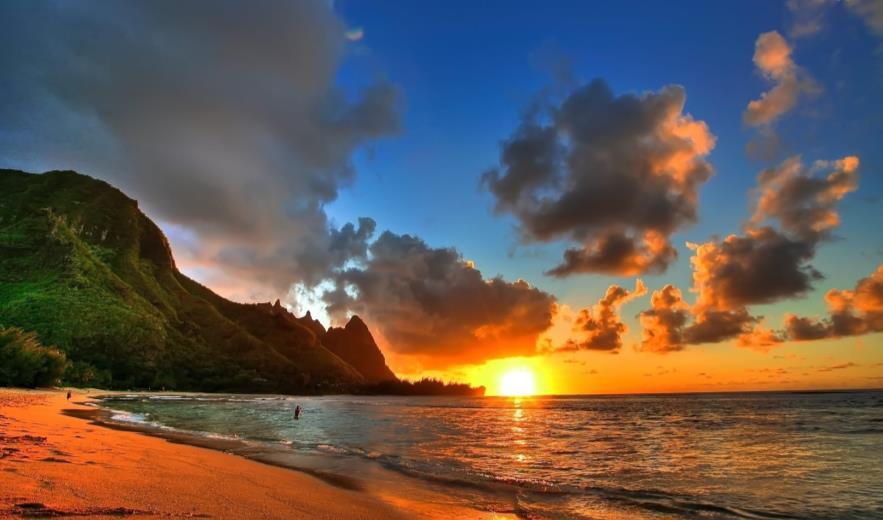 A ilha de é a principal ilha do Havaí, onde se encontra sua capital Honolulu. A ilha de Kauai é conhecida pela sua natureza exuberante e exótica. Maui é possui belas praias.