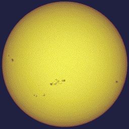 Uma vez que o Sol é uma bola de gás, esta não é uma superfície sólida, mas é realmente uma camada de cerca de 100 km de espessura.