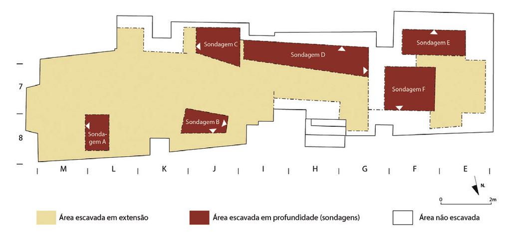 56 Intervenção arqueológica e sequências estratigráficas A escavação, determinada pelo aparecimento de pavimento musivo da época romana, à profundidade de apenas 0,3m, no decurso de obra de reparação