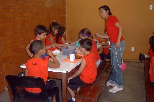 79 O refeitório é um dos espaços utilizados junto com o Ensino Fundamental.