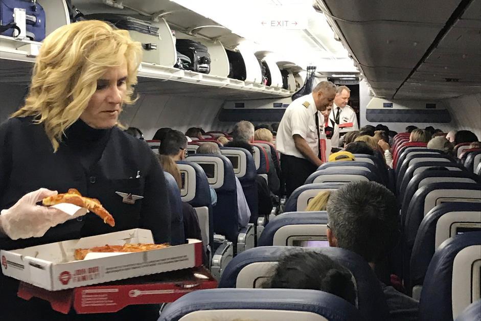 Alimentação: Todo cuido é pouco! O comandante, é a autoridade máxima em um voo, ele não pode comer a mesma refeição que o copiloto.