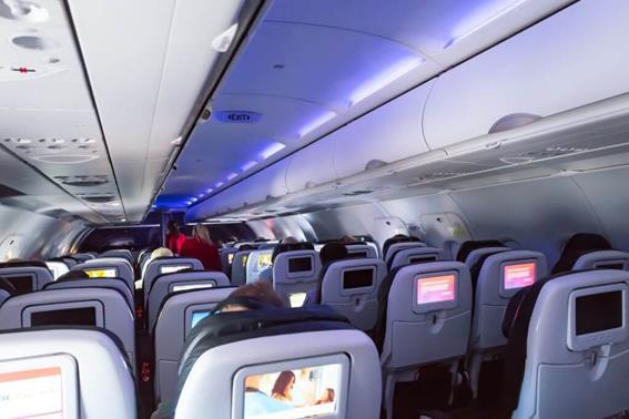 Iluminação: As luzes da cabine de passageiros são reduzidas propositalmente durante o pouso e a decolagem. Isso é feito para que os olhos dos passageiros se acostumem com a escuridão.