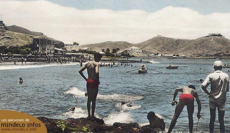 população, já que a praia era bastante utilizada e, segundo esta havia outros locais, dentro e fora da baía do Porto Grande,