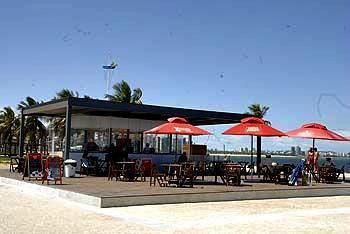 Figura 34: Quiosques da praia de Camburi Fonte: Diário de Vitória, acessado em abril 2017.
