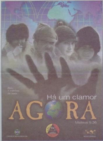 Figura 01 - Cartaz da JMM, 2002 Na parte superior, aparece a imagem do mapa mundi. Abaixo, a imagem de pessoas trajadas com roupas de frio, com casacos e toucas, seguida de uma mão estendida.