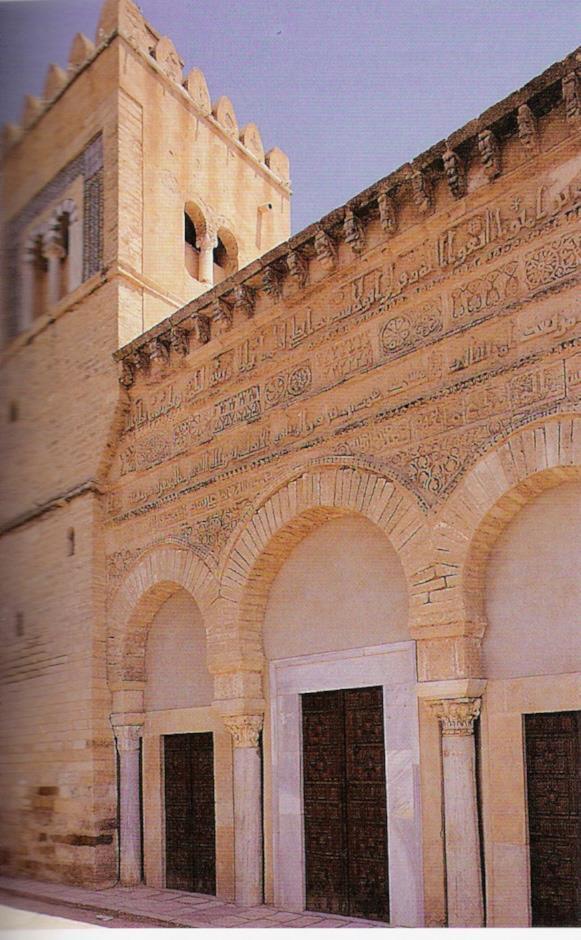 A Expansão da Cultura Árabe Esta pequena mesquita urbana tem um pórtico de três arcos em ferradura.