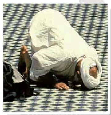 CONCEITOS IMPORTANTES Um fiel marroquino em oração ÁRABE: pessoa que nasce ou vive na península arábica. MULÇUMANO: seguidor ou fiel da religião islâmica.